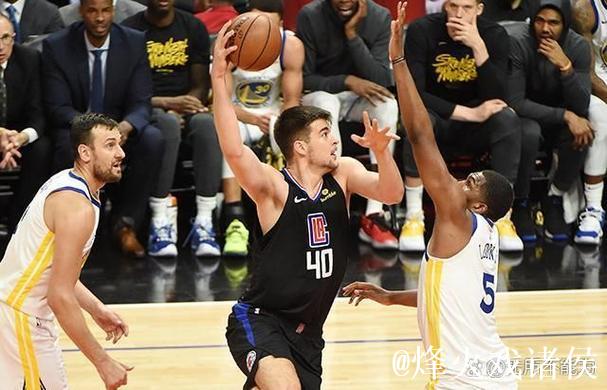 半场出战17分钟，伊维察-祖巴茨3投2中拿下4分7篮板