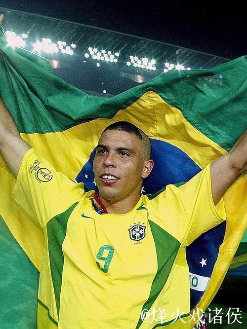 罗纳尔多闪耀2002世界杯赛场! 罗纳尔多闪耀2002世界杯赛场!